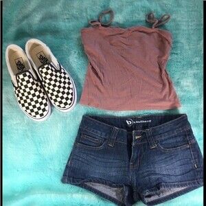 Bullhead size 1 dark wash denim short shorts. 99% cotton with a slight stretch.